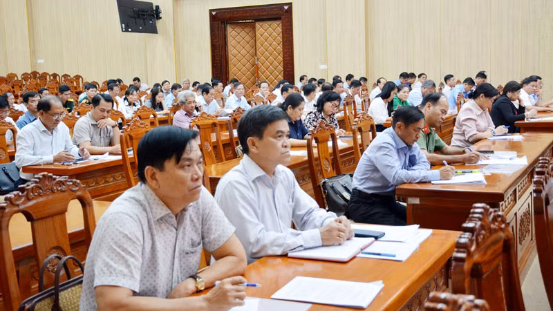 Đại biểu dự Hội nghị tổng kết 15 năm thực hiện Điều lệ Đảng và 5 năm công tác xây dựng Đảng.