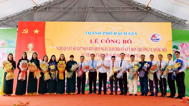 Lãnh đạo thành phố Rạch Giá tặng hoa chúc mừng các đồng chí tham gia Ban Chấp hành Đảng bộ phường Vĩnh Thanh Vân nhiệm kỳ 2020-2025.