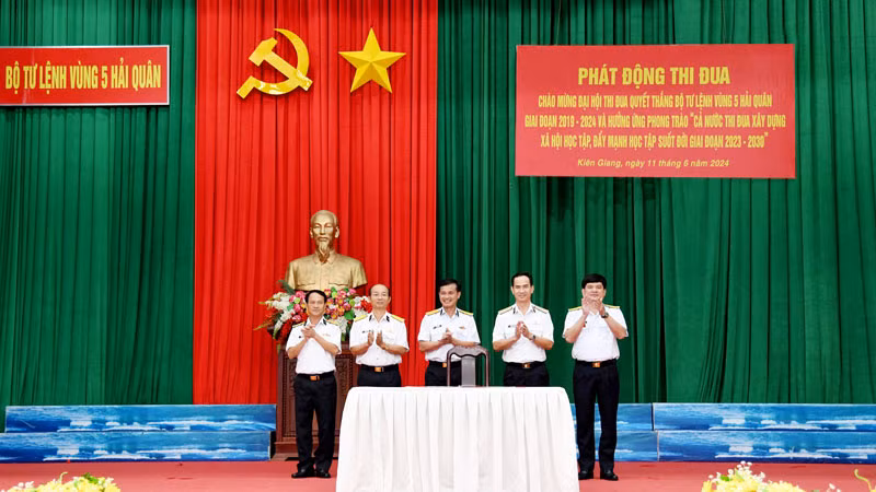 Thủ trưởng Bộ Tư lệnh Vùng 5 Hải quân chứng kiến giao ước thi đua của khối cơ quan Bộ Tư lệnh Vùng 5 Hải quân.