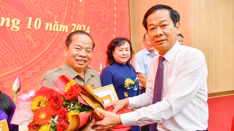 Ủy viên Trung ương Đảng, Bí thư Tỉnh ủy, Trưởng đoàn đại biểu Quốc hội đơn vị tỉnh Kiên Giang Đỗ Thanh Bình trao Huy hiệu Đảng cho đồng chí cao niên tuổi Đảng. 