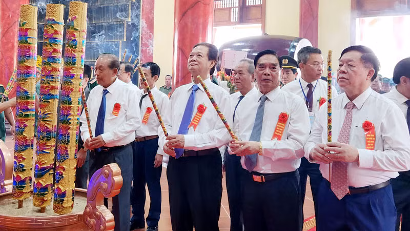Lãnh đạo Đảng, nguyên lãnh đạo Đảng và Chính phủ thắp hương tại Đền thờ anh hùng liệt sĩ, người có công ở huyện Vĩnh Thuận.