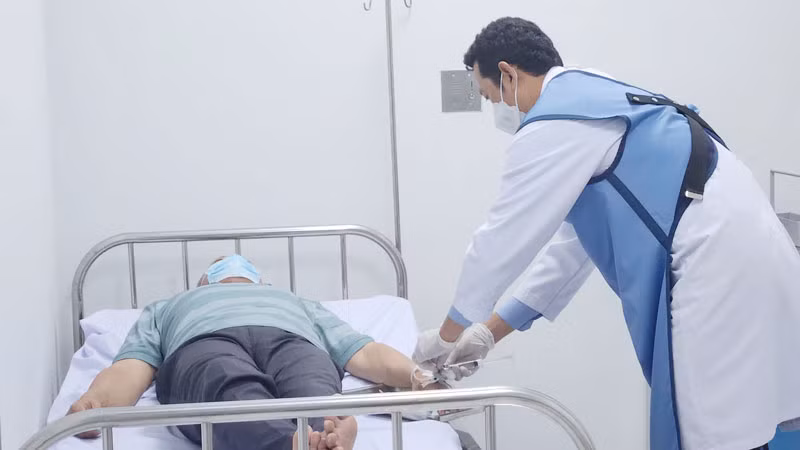 Bệnh nhân được tiêm một lượng nhỏ thuốc tương tự glucose gọi là FDG. Bệnh nhân được tiêm một lượng nhỏ thuốc tương tự glucose gọi là FDG.