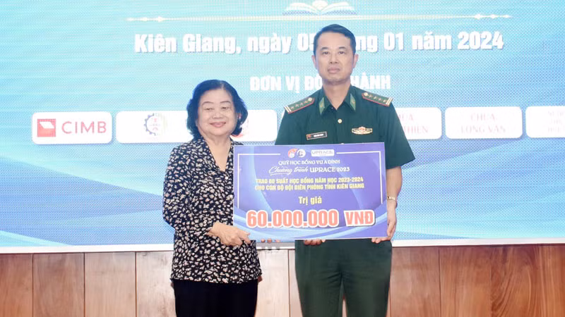 Nguyên Phó Chủ tịch nước Trương Mỹ Hoa trao bảng tượng trưng 60 suất học bổng năm học 2023-2024 cho con Bộ đội Biên phòng Kiên Giang. Nguyên Phó Chủ tịch nước Trương Mỹ Hoa trao bảng tượng trưng 60 suất học bổng năm học 2023-2024 cho con Bộ đội Biên phòng Kiên Giang.