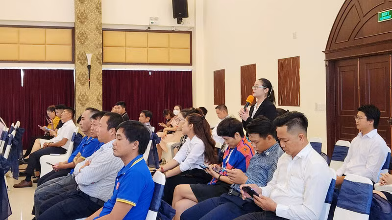 Đại biểu phát biểu thảo luận. Đại biểu phát biểu thảo luận.