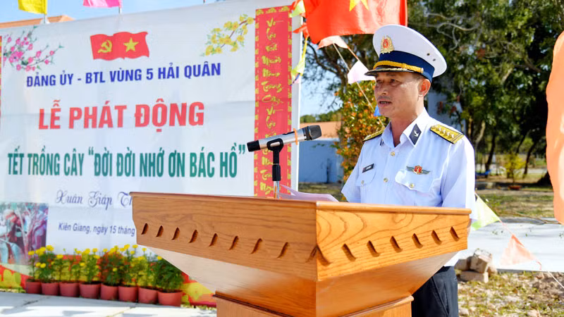 Đại tá Lê Văn Hưởng phát biểu.