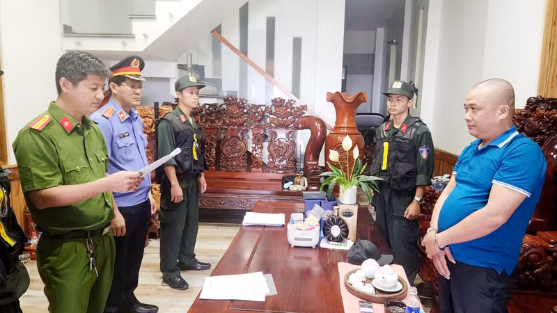 Cơ quan điều tra tống đạt quyết khởi tố bị can đối với Nguyễn Văn Tửa.