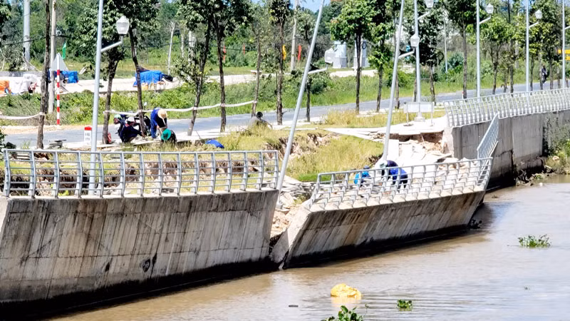 Đoạn bờ kè bị sạt lở. Đoạn bờ kè bị sạt lở.