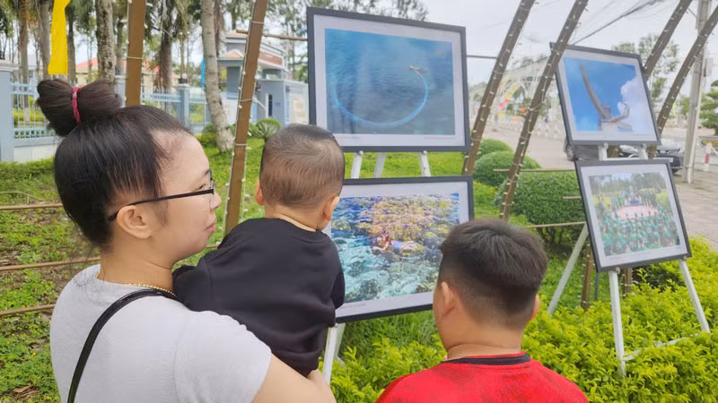 Triển lãm ảnh diễn ra trước khu trung tâm hành chính huyện Vĩnh Thuận.