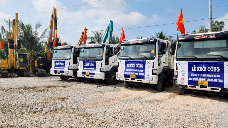 Máy thực hiện thi công dự án.