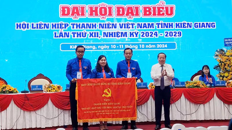 Lãnh đạo tỉnh Kiên Giang tặng bức trướng cho Ban Chấp hành Hội Liên hiệp Thanh niên Việt Nam tỉnh Kiên Giang khóa 12, nhiệm kỳ 2024-2029.