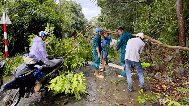 Cán bộ, chiến sĩ Ban Chỉ huy quân sự huyện Kiên Hải, lực lượng dân quân tự vệ giúp dân khắc phục khắc phục hậu quả của cơn lốc xoáy.