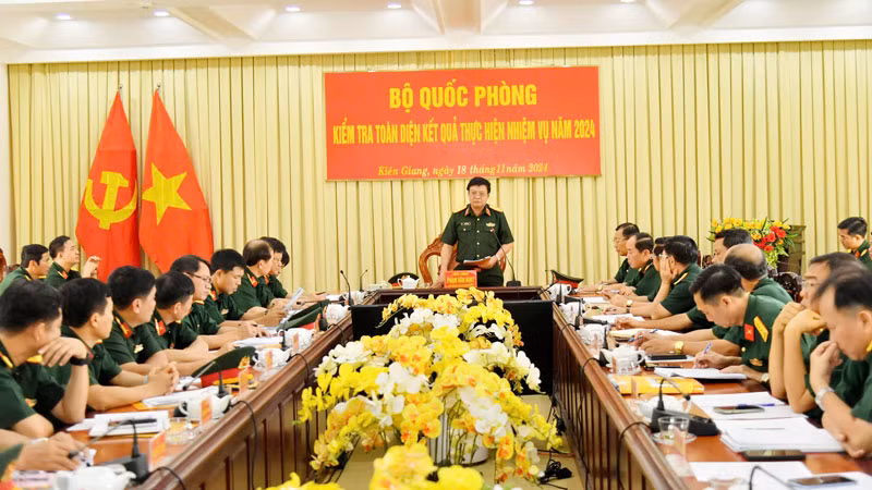Thiếu tướng Phạm Văn Hoạt phát biểu tại buổi kiểm tra.