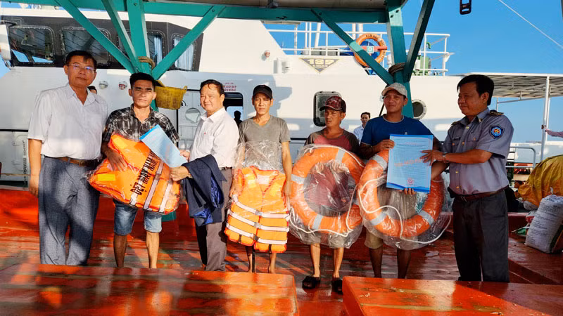 Tặng quà cho ngư dân.