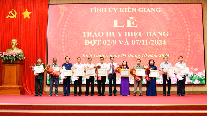Bí thư Tỉnh ủy Kiên Giang Đỗ Thanh Bình trao Huy hiệu Đảng cho các đồng chí cao niên tuổi Đảng thuộc diện Ban Thường vụ Tỉnh ủy trao. Bí thư Tỉnh ủy Kiên Giang Đỗ Thanh Bình trao Huy hiệu Đảng cho các đồng chí cao niên tuổi Đảng thuộc diện Ban Thường vụ Tỉnh ủy trao.