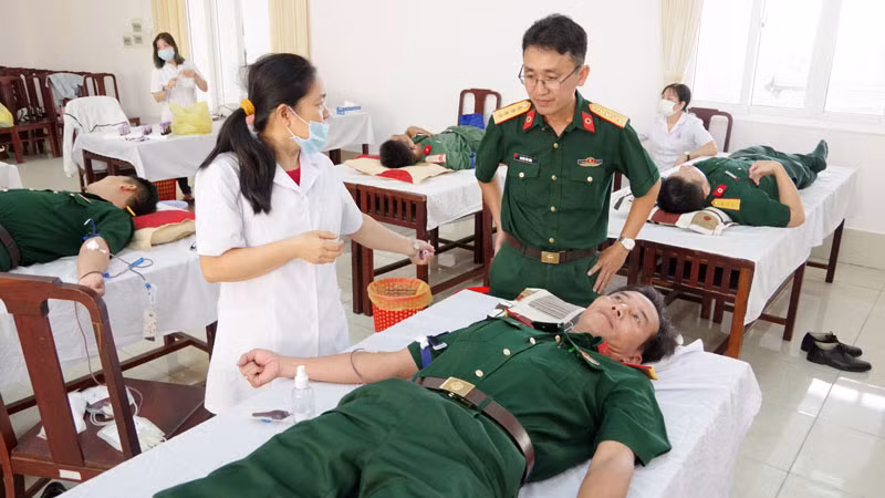 Cán bộ, chiến sĩ hiến máu tình nguyện. Cán bộ, chiến sĩ hiến máu tình nguyện.