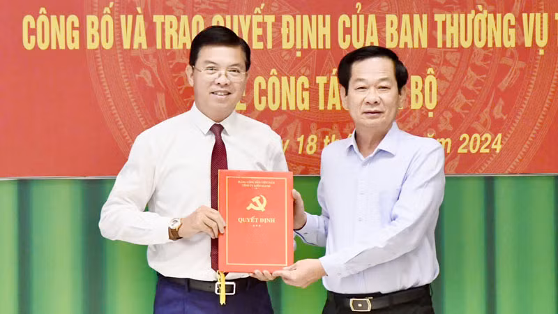 Ủy viên Trung ương Đảng, Bí thư Tỉnh ủy Kiên Giang Đỗ Thanh Bình (bên phải) trao quyết định cho đồng chí Nguyễn Lưu Trung. 