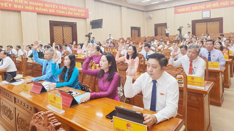 Đại biểu thông qua nghị quyết Hội đồng nhân dân tỉnh Kiên Giang, tại kỳ họp thứ 24.