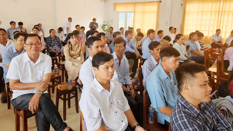 Nông dân tham gia lễ khởi động.