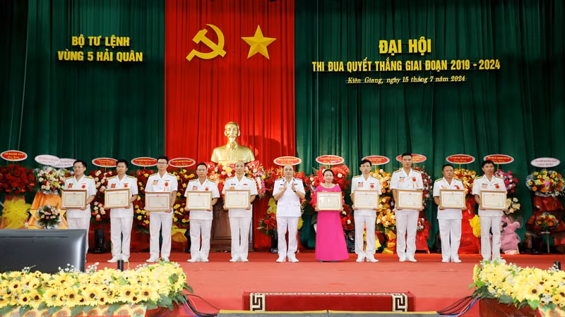 Thủ trưởng Bộ Tư lệnh Hải quân trao thưởng cho các tập thể và cá nhân có thành tích xuất sắc tiêu biểu trong thực hiện phong trào thi đua quyết thắng.
