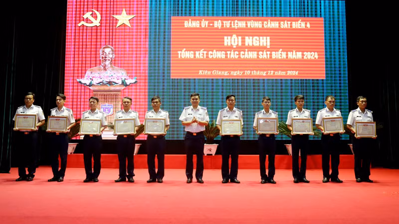 Lãnh đạo Bộ Tư lệnh Vùng Cảnh sát biển 4 tặng giấy khen cho các tập thể có thành tích xuất sắc, tiêu biểu trong phong trào thi đua quyết thắng năm 2024. Lãnh đạo Bộ Tư lệnh Vùng Cảnh sát biển 4 tặng giấy khen cho các tập thể có thành tích xuất sắc, tiêu biểu trong phong trào thi đua quyết thắng năm 2024.