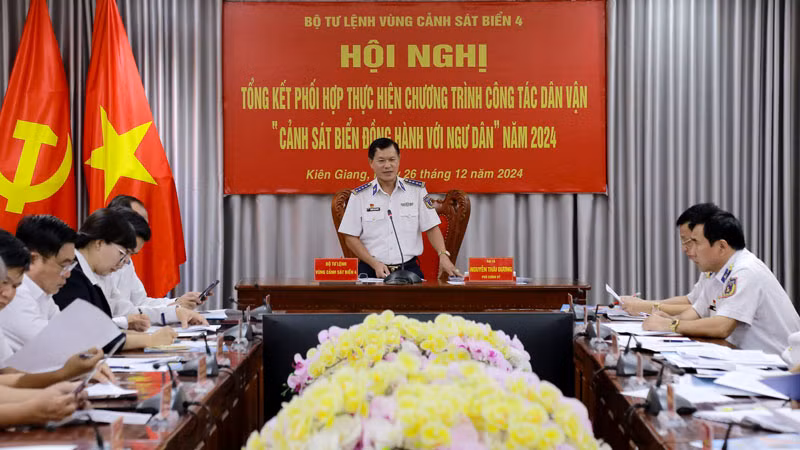 Đại tá Nguyễn Thái Dương, Phó Chính ủy Bộ Tư lệnh Vùng Cảnh sát biển 4, phát biểu tại hội nghị. Đại tá Nguyễn Thái Dương, Phó Chính ủy Bộ Tư lệnh Vùng Cảnh sát biển 4, phát biểu tại hội nghị.