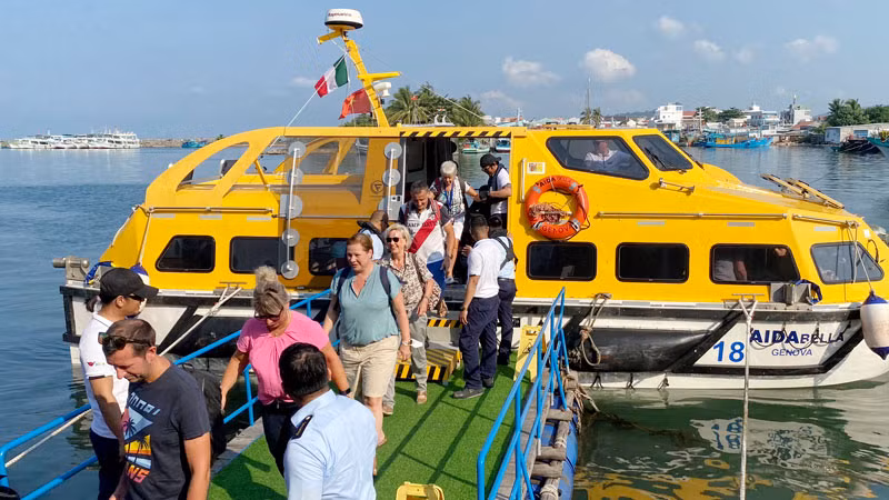 Du khách người Đức và Úc đến thành phố Phú Quốc vui chơi vào ngày 30 Tết Nguyên đán Giáp Thìn năm 2024.