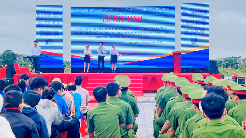 Quang cảnh lễ mít-tinh.