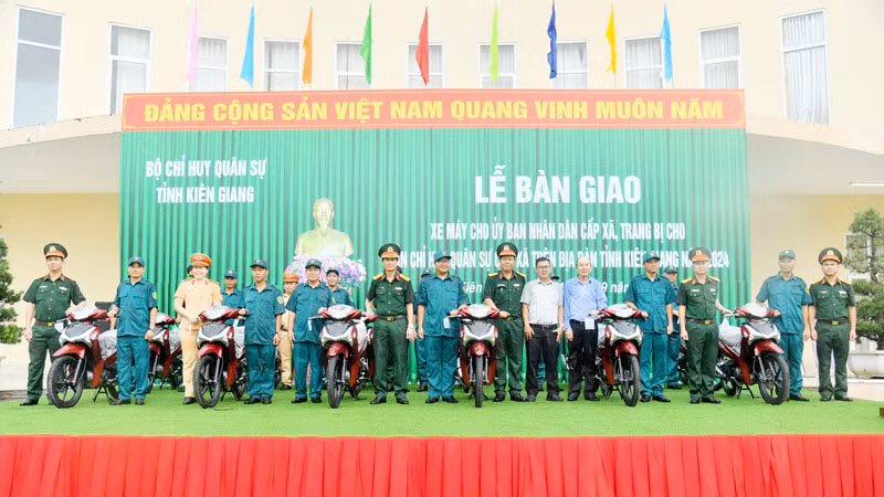  Lãnh đạo Bộ Chỉ huy quân sự tỉnh Kiên Giang bàn giao xe máy cho đại diện Ban Chỉ huy quân sự các xã trên địa bàn tỉnh. 