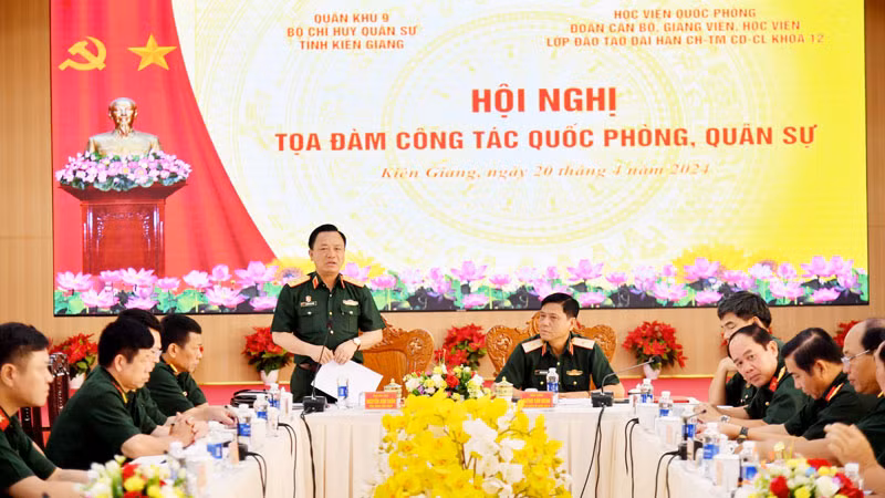 Trung tướng Nguyễn Anh Tuấn, Phó Giám đốc Học viện Quốc phòng phát biểu tại tọa đàm.
