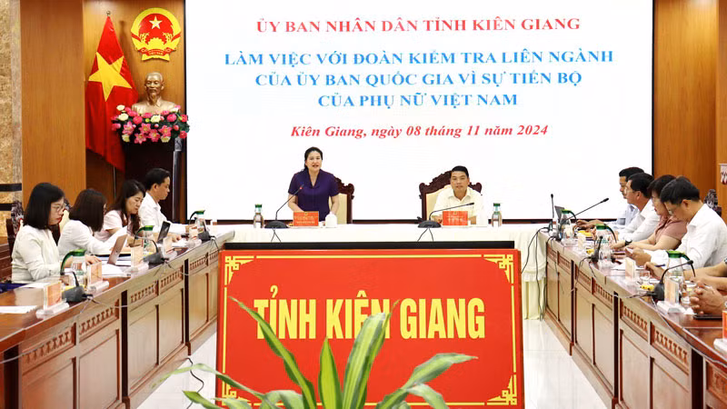 Thứ trưởng Lao động-Thương binh và Xã hội Nguyễn Thị Hà phát biểu tại buổi làm việc.