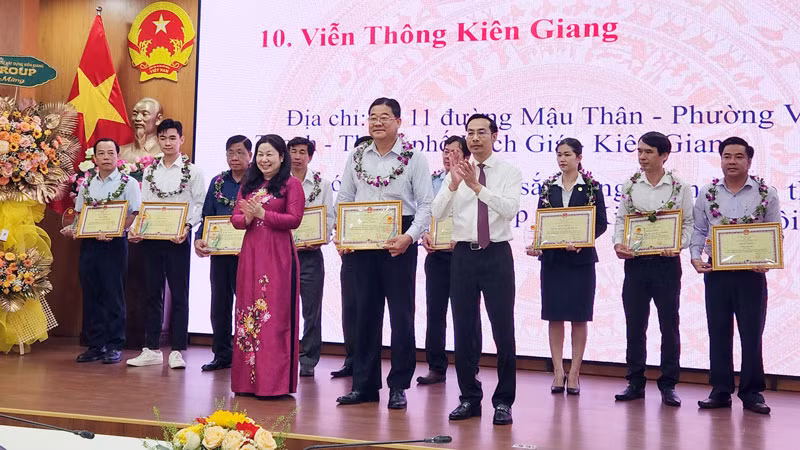 Lãnh đạo tỉnh Kiên Giang trao bằng khen Ủy ban nhân dân tỉnh cho các tập thể có thành tích xuất sắc trong phong trào thi đua chuyên đề “Doanh nghiệp tỉnh Kiên Giang hội nhập và phát triển” năm 2023. 