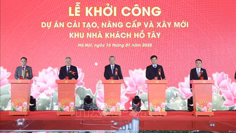Tổng Bí thư Tô Lâm và các đại biểu thực hiện nghi thức khởi công. (Ảnh: Thống Nhất/TTXVN)