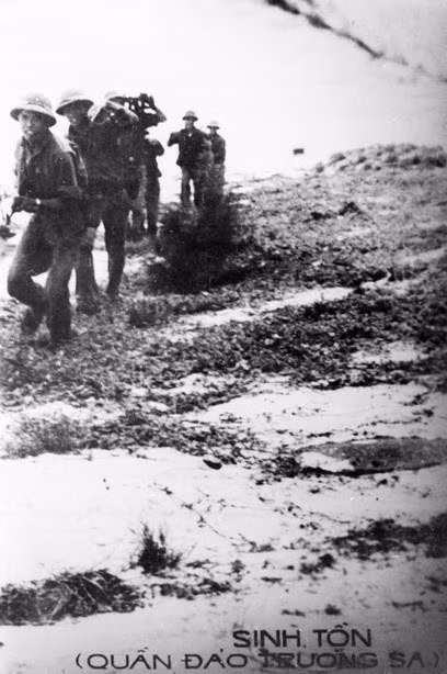 Từ ngày 14-29/4/1975, Đoàn đặc công hải quân 126 (tiền thân của Lữ đoàn Đặc công 126 Hải quân ngày nay) đã giải phóng hầu hết các đảo trong quần đảo Trường Sa, góp phần quan trọng vào thắng lợi trọn vẹn của công cuộc giải phóng hoàn toàn miền nam, thống nhất Tổ quốc. Trong ảnh: Lực lượng Đặc công hải quân Đoàn 126 giải phóng đảo Sinh Tồn thuộc quần đảo Trường Sa, ngày 28/4/1975. (Ảnh: TTXVN phát)