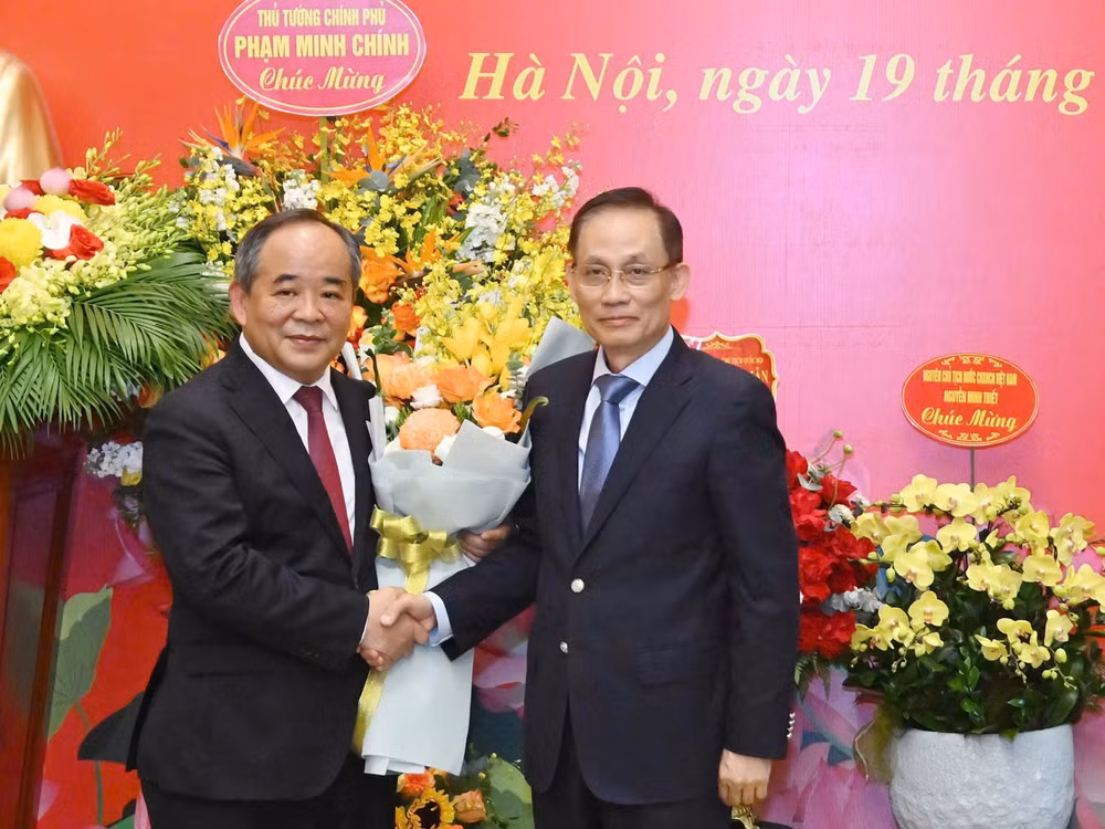 Đồng chí Lê Hoài Trung tặng hoa chúc mừng đồng chí Lê Khánh Hải.