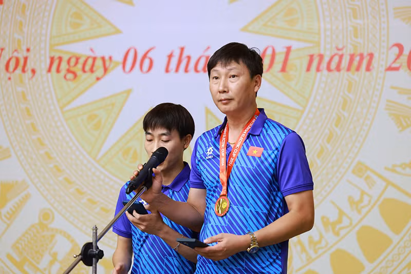 HLV trưởng Kim Sang-sik phát biểu ý kiến tại buổi gặp mặt.