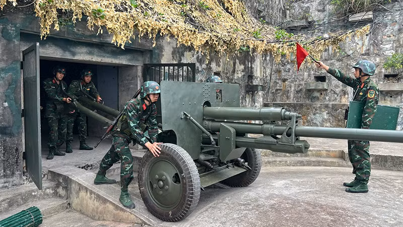 Cán bộ, chiến sĩ Đại đội Pháo binh 76,2mm (Tiểu đoàn đảo Thanh Lân, Lữ đoàn Bộ binh phòng thủ đảo 242 (Quân khu 3) luyện tập phương án sẵn sàng chiến đấu trong dịp Tết Nguyên đán Ất Tỵ 2025.