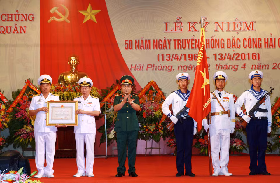 Trung tướng Lê Chiêm, Ủy viên Trung ương Đảng, Thứ trưởng Bộ Quốc phòng trao Huân chương Bảo vệ Tổ quốc hạng Nhất cho lực lượng Đặc công hải quân, tại Lễ kỷ niệm 50 năm Ngày truyền thống Đặc công hải quân (13/4/1966-13/4/2016), sáng 12/4/2016, tại Hải Phòng. (Ảnh: Lâm Khánh/TTXVN)