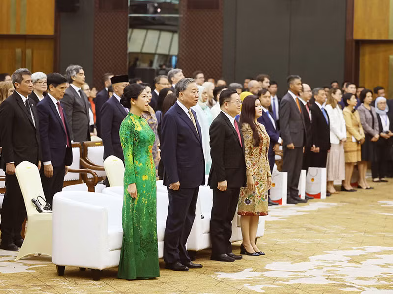 Tổng Bí thư Tô Lâm và Phu nhân cùng Tổng Thư ký ASEAN Kao Kim Hourn và Phu nhân với các đại biểu thực hiện nghi thức chào cờ ASEAN. (Ảnh: Thống Nhất/TTXVN) Tổng Bí thư Tô Lâm và Phu nhân cùng Tổng Thư ký ASEAN Kao Kim Hourn và Phu nhân với các đại biểu thực hiện nghi thức chào cờ ASEAN. (Ảnh: Thống Nhất/TTXVN)