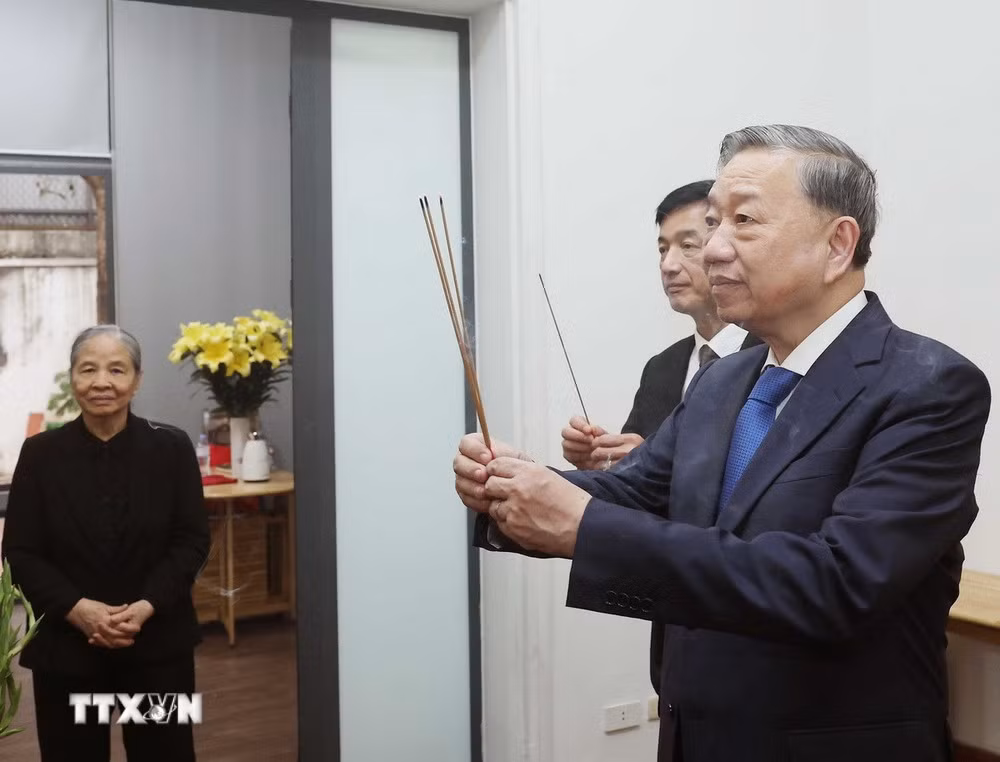 Tổng Bí thư Tô Lâm thắp hương tưởng niệm cố Tổng Bí thư Nguyễn Phú Trọng. (Ảnh: Thống Nhất/TTXVN)