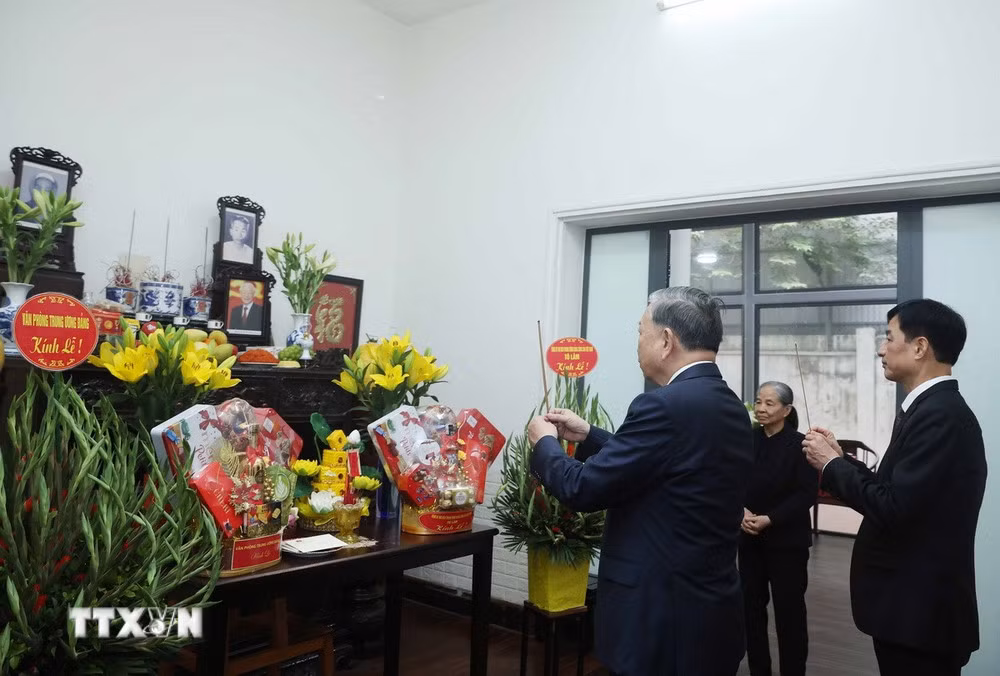 Tổng Bí thư Tô Lâm thắp hương tưởng niệm cố Tổng Bí thư Nguyễn Phú Trọng. (Ảnh: Thống Nhất/TTXVN)