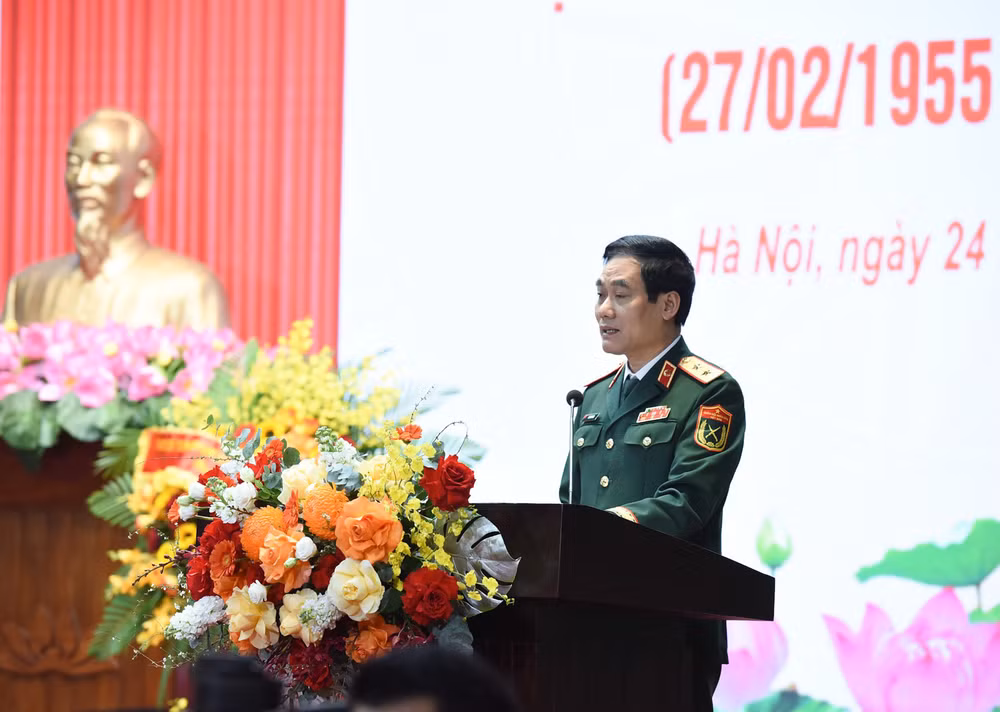 Lãnh đạo Học viện Quân y báo cáo Thủ tướng Chính phủ tại Lễ kỷ niệm. (Ảnh: TRẦN HẢI)