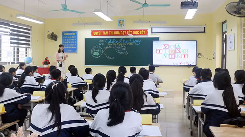 Giờ học của cô và học sinh Trường trung học cơ sở Tân Tiến (huyện Chương Mỹ, Hà Nội).