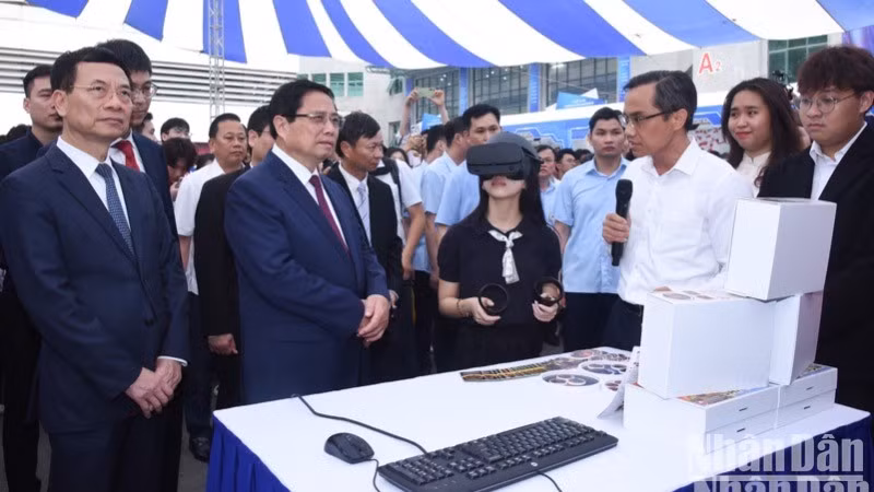 Thủ tướng Phạm Minh Chính trải nghiệm sản phẩm khoa học công nghệ, đổi mới sáng tạo nhân lễ phát động. (Ảnh: TRẦN HẢI)