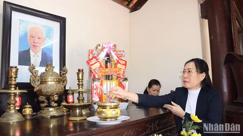 Bí thư Tỉnh ủy Quảng Ngãi Bùi Thị Quỳnh Vân dâng hương tưởng nhớ và tri ân công lao to lớn của đồng chí Trần Kiên đối với sự nghiệp cách mạng của Đảng, dân tộc.
