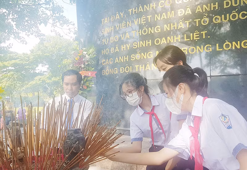 Tuổi trẻ dâng hương tri ân các anh hùng liệt sĩ tại đài tượng niệm các thế hệ sinh viên Việt Nam anh dũng hy sinh ở Thành Cổ Quảng Trị. (Ảnh: LÂM QUANG HUY)