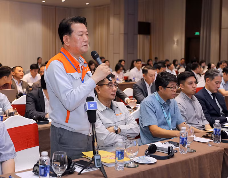 Ông Lee Jong Young, Chủ tịch Hiệp hội doanh nghiệp Hàn Quốc tại Vĩnh Phúc phát biểu ý kiến.