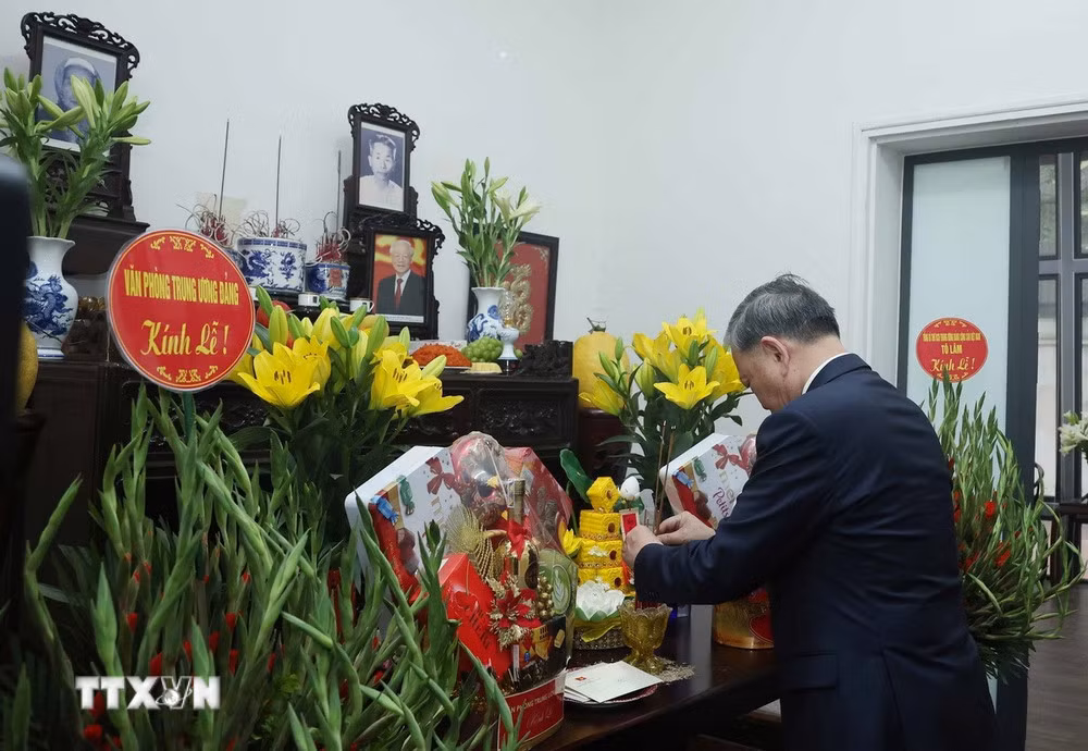Tổng Bí thư Tô Lâm thắp hương tưởng niệm cố Tổng Bí thư Nguyễn Phú Trọng. (Ảnh: Thống Nhất/TTXVN)