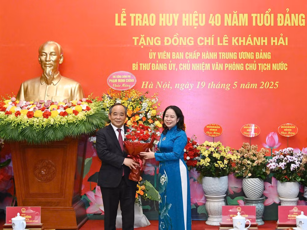 Phó Chủ tịch nước Võ Thị Ánh Xuân tặng hoa chúc mừng đồng chí Lê Khánh Hải.
