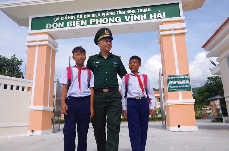 Đồn Biên phòng nhận đỡ đầu, chăm sóc nhiều học sinh là con em của đồng bào Ra Glai thôn Cầu Gãy có điều kiện đến trường.