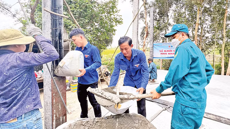 Nhiều đoàn thể tại huyện Thạnh Hóa, tỉnh Long An giúp người dân xóa nhà tạm, nhà dột nát. (Ảnh THANH PHONG)